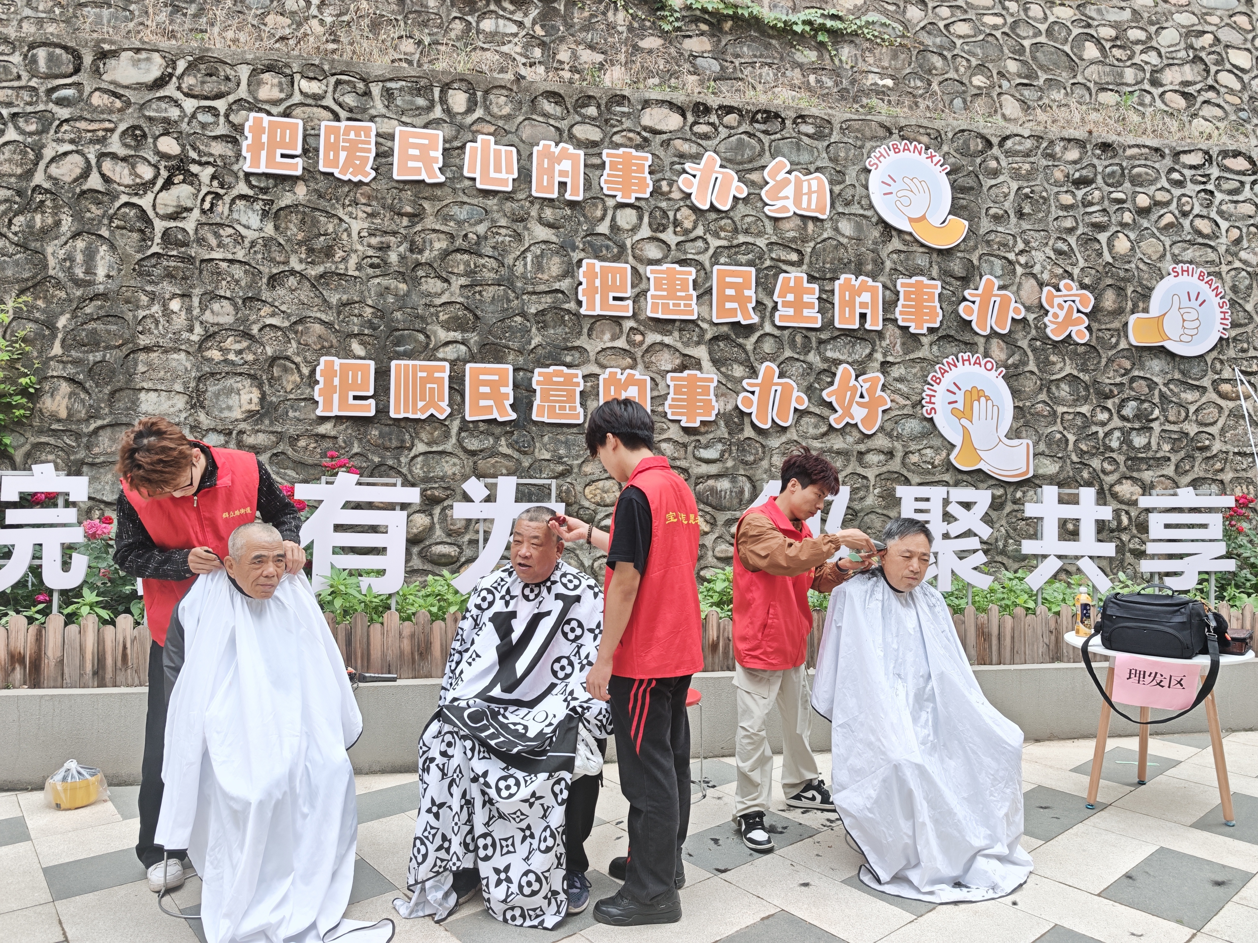 群众路街道四季花城社区：情暖邻里聚民心便民服务享生活(图2)